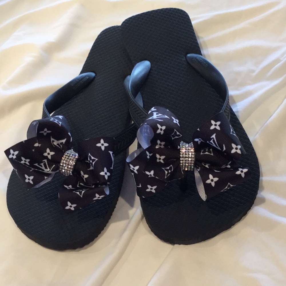 Black Flip Flops/Black/White Bow